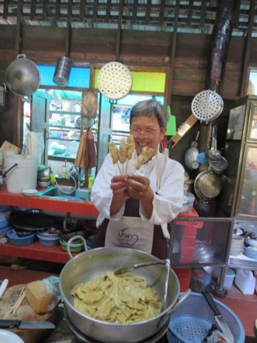 ムーサテを持つターおばさん